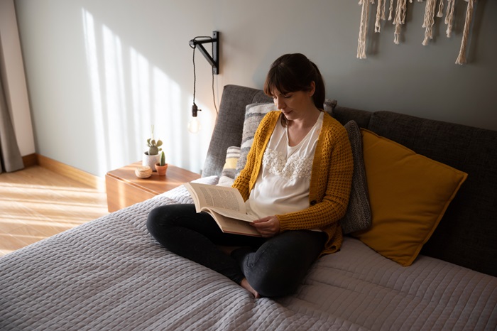 Des coussins de lecture au lit